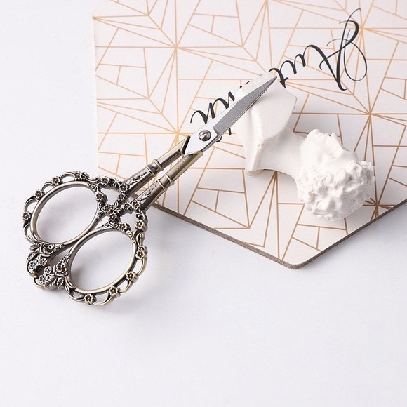 Classic European Scissors, Vintage Floral Pattern, 4 Colors - Picture 9 of 16